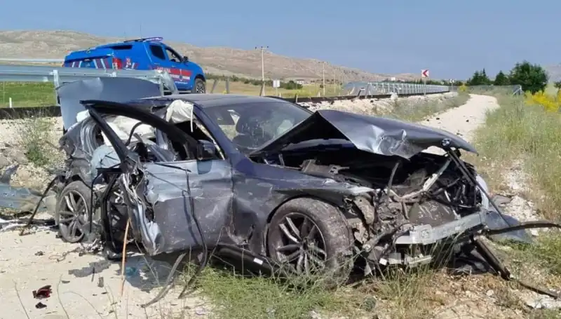 Sivas'ta İki Ayrı Trafik Kazasında 9 Kişi Yaralandı: Olayın Ayrıntıları