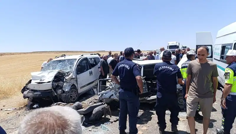 Otomobil ile Hafif Ticari Araç Çarpıştı: Kanlar İçinde Kalan 5 Hayat Mücadelesi