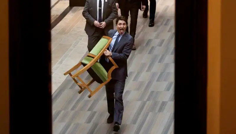 Trudeau, Son Kez Halktan Çaldı: Sandalyeyi Alıp Gitti!