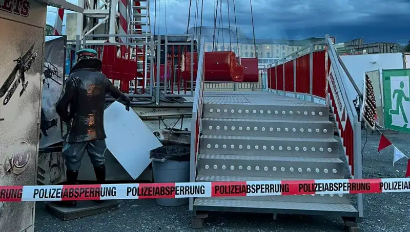 Dönen Salıncak Reklam Direklerine Çarptı: Büyük Bir Facianın Eşiğinden Dönüldü