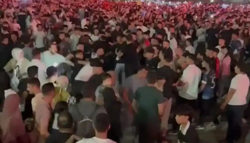 Konser Sonrası Bıçaklı Kavga: Üç Kişi Yaralandı, Olay Yerinde Gerginlik Tırmandı!