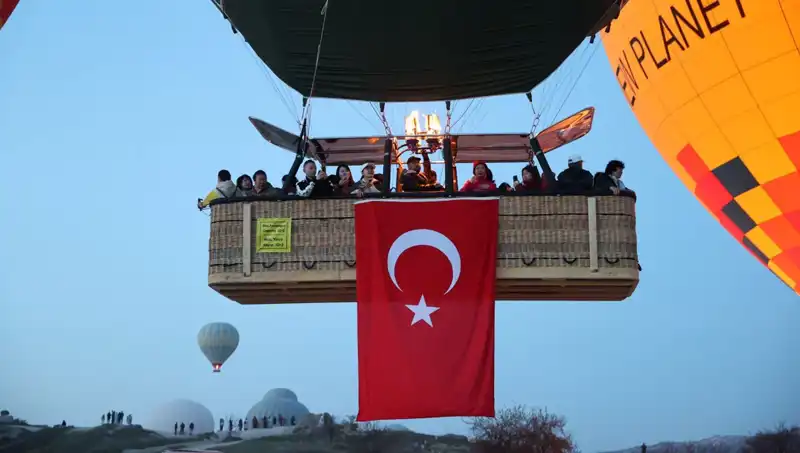 Kapadokya'da 23 Nisan Coşkusuyla Balonlar Türk Bayrağıyla Havalandı