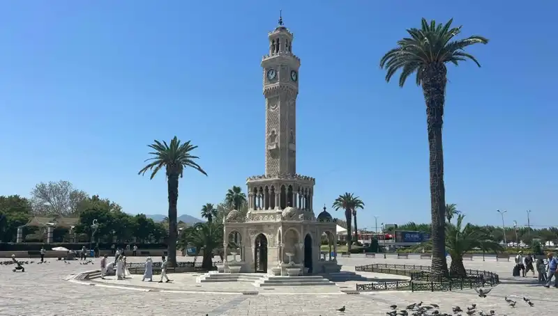 İzmir'de Kavurucu Sıcaklıklar: Meydanlar Boş, Vatandaş Çareyi Nefes Almakta Buldu
