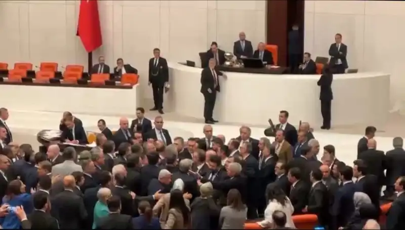 Mecliste Kavga Çıktı: Emekli İkramiyeleri Tartışması Gündemi Sarstı