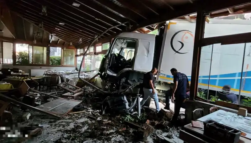 Freni Boşalan Kamyon Restoranın İçine Girdi, Müşteriler Şoke Oldu!