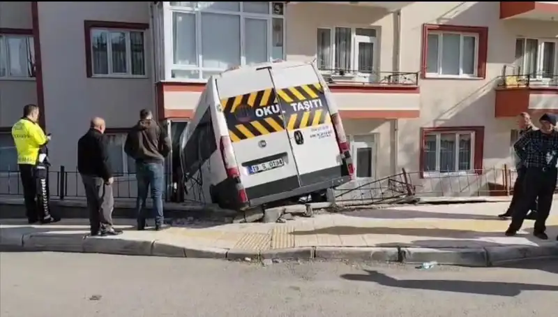 Okul Servisi Kazası: Balkona Çarpan Araçta İki Öğrenci Yaralandı