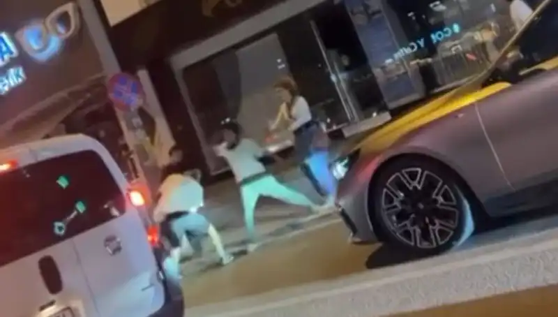 Cadde Boks Ringine Dönüşen Sokaklarda Yumruklar Uçuştu!