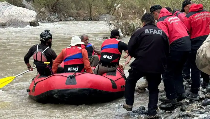 Zap Suyu Kenarında Mahsur Kalan 4 Kişi Günler Sonra Kurtarıldı!