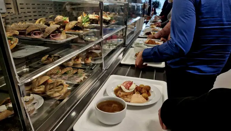 Endonezya'da Ücretsiz Yemek Skandalı: 846 Öğrenci Zehirlendi!