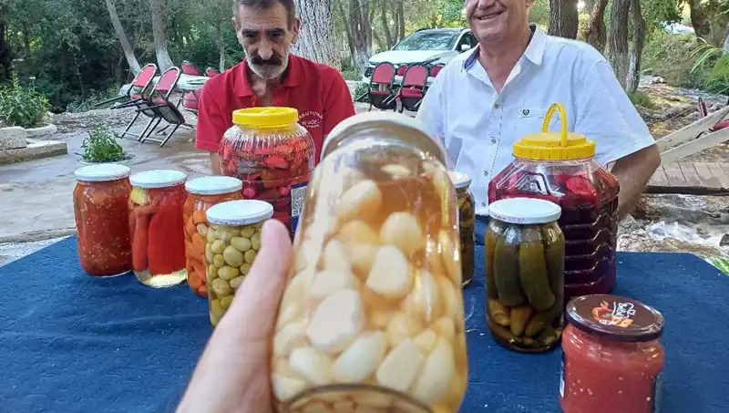Araban Sarımsağı ile Sağlığınıza Sağlık Katacak Lezzetli Turşu Tarifi!