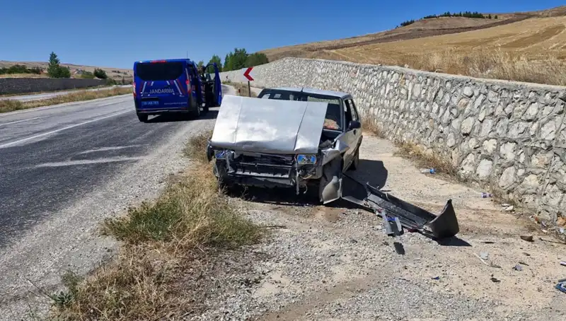 Kontrolden Çıkan Otomobil Duvara Çarparak Yürekleri Ağızlara Getirdi