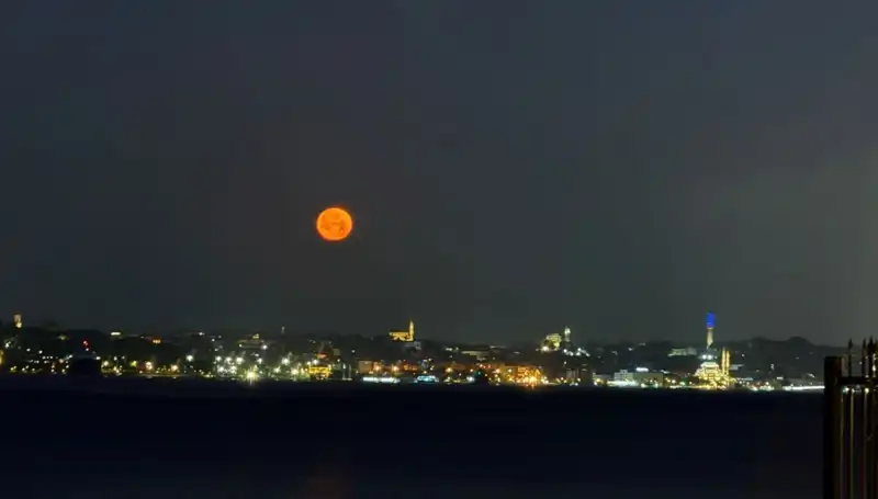 İstanbul'da Çilek Dolunayı: Dünü Geçtiği Hale Getiren Göz Alıcı Manzaralar