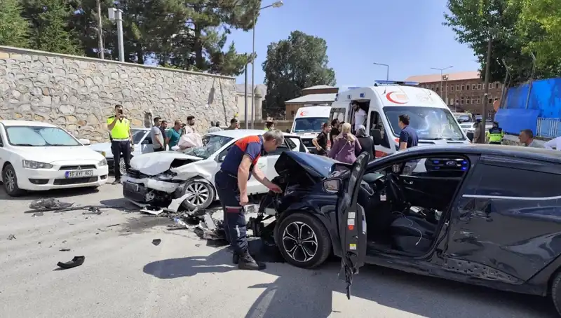 Bitlis’te Trafik Kazası: 10 Kişi Yaralandı, Olay Anı Kamerada