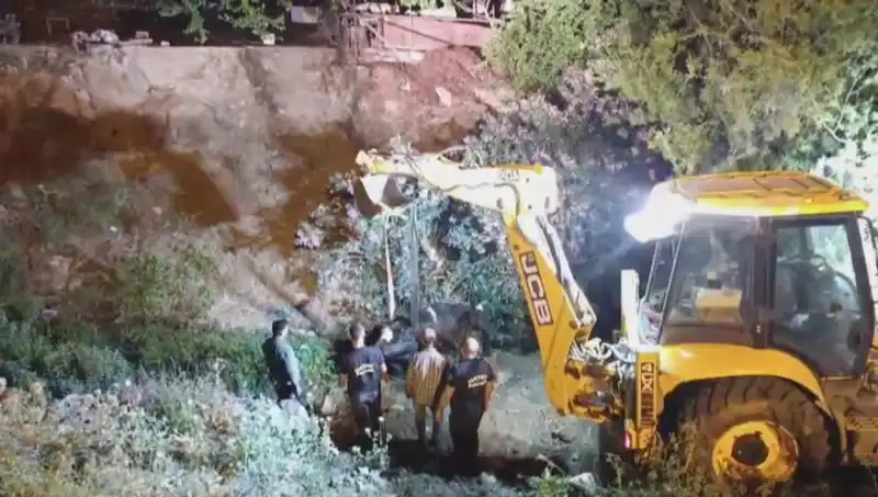 Hatay'da Terkedilmiş İneğe Süngü Gibi Kurtarma Operasyonu