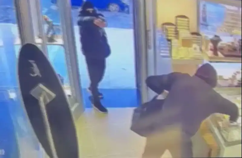 Ümraniye'de Maskeli Soygun Girişimi: Silahlı Saldırıya Tanıklık Edenler Şokta