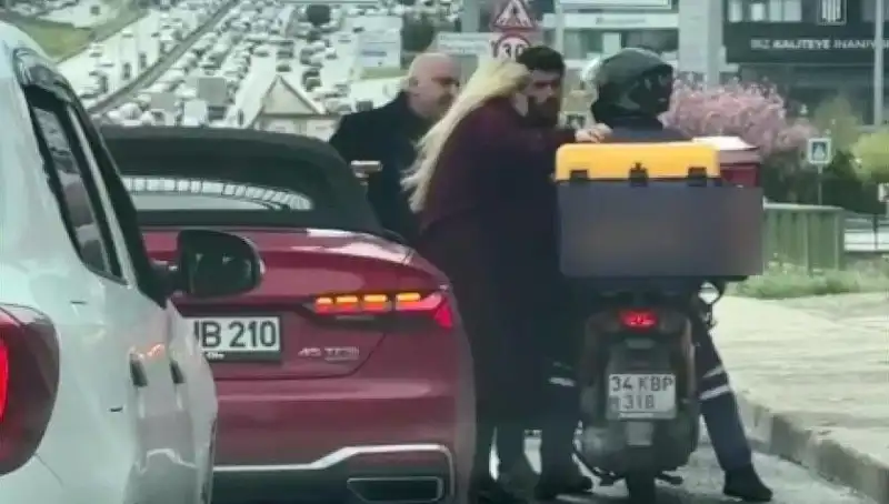 D-100'de Gerilim Dolu Anlar: Motokuryeye Silah Çeken Sürücü Gözaltına Alındı