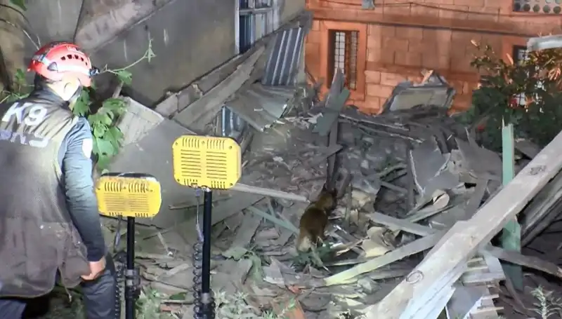 İstanbul'da Deprem Sonrası Hasar Alan Bina Çöktü: Neler Oluyor?