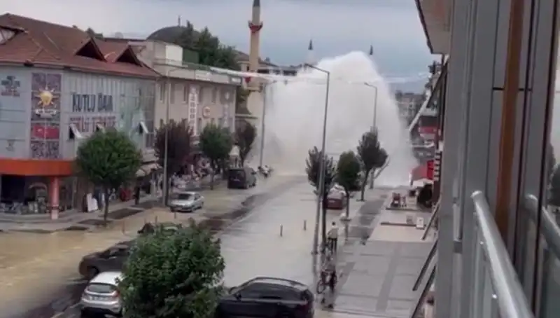 İçme Suyu Hattındaki Patlama Şehirde Panik Yarattı: Fışkıran Su Görenleri Şaşırttı
