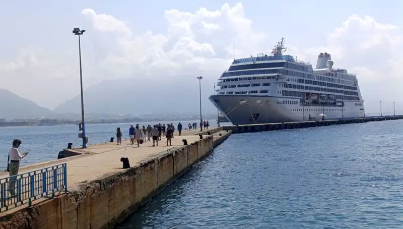 Alanya’da Tarih ve Doğanın Buluşması: ABD’li Turistler Kruvaziyerle Geldi