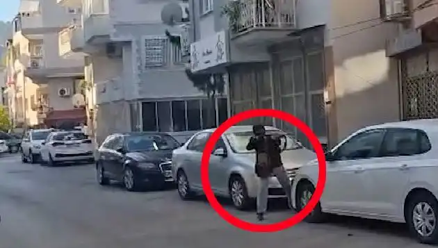 İzmir'de Günlerdir Konuşulan Olay: Saldırganla Çatışma Anları Görüntülendi