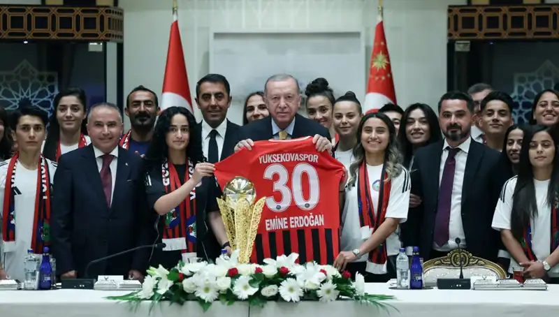Cumhurbaşkanı Erdoğan, Yüksekovaspor Kadın Futbol Takımı'nı kabul etti