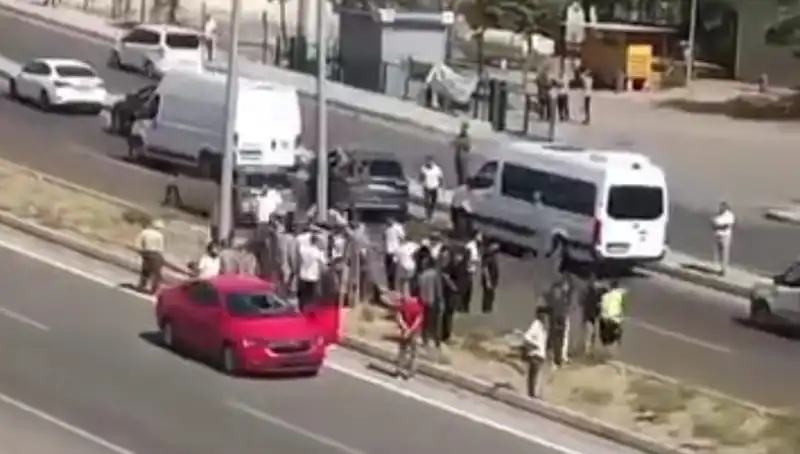 Yolun Karşısına Geçen Yayaya Otomobil Çarptı: Şok Edici Kazanın Detayları