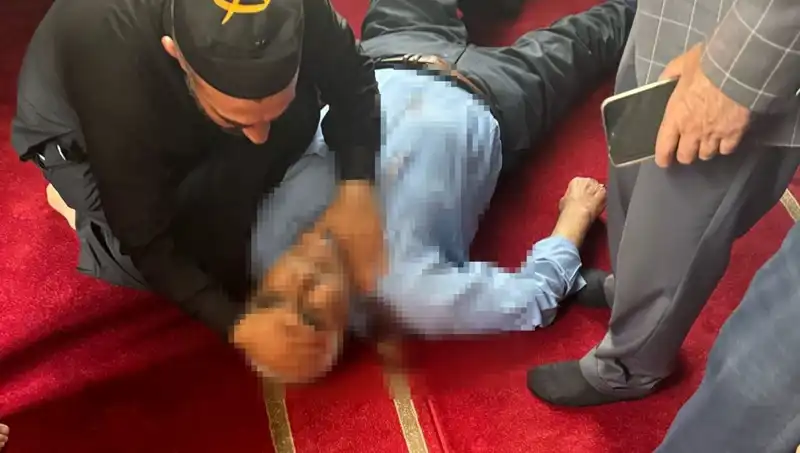 Camide Saldırı Şoku: Namaz Kılan Adam Bıçaklandı