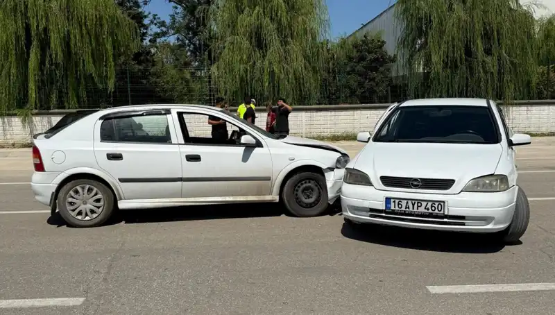 İki Otomobil Çarpıştı: Korkutan Kazada İki Yaralı