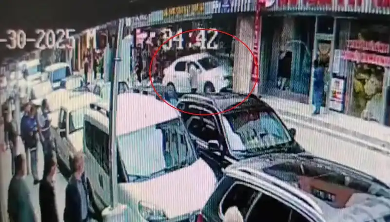 Alkollü Sürücünün Daldığı Mağazada İki Çocuk Son Dakikada Kurtarıldı