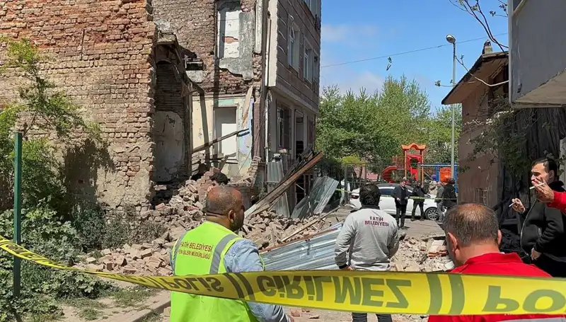 Fatih’te Deprem Sonrası Çöken Bina, Hayatlar Kayıp