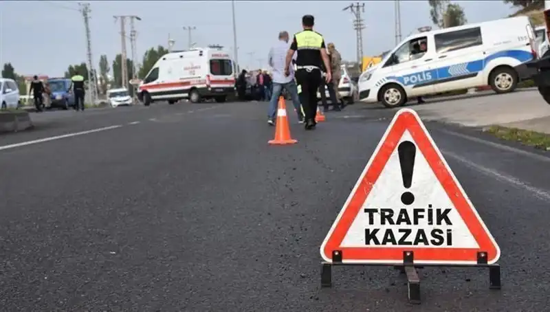 Antalya'da Otomobil Kanala Devrildi: Yaralılar Hastaneye Kaldırıldı!