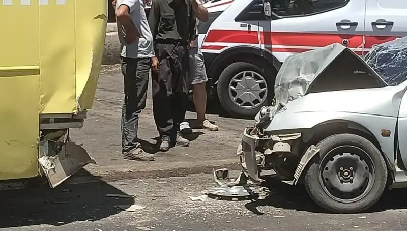 Otomobil ve Halk Otobüsü Çarpıştı: İki Kişi Yaralandı!