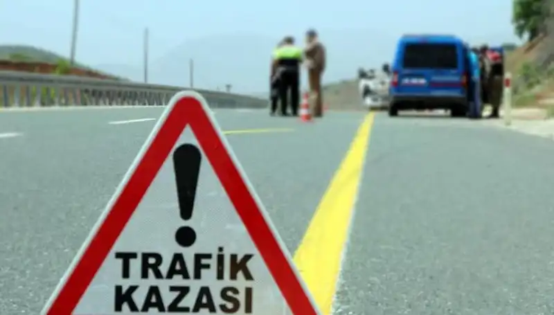 Türkiye'de Otomobil ve Hafif Ticari Araç Çarpıştı: 6 Kişinin Hayatı Kayıp