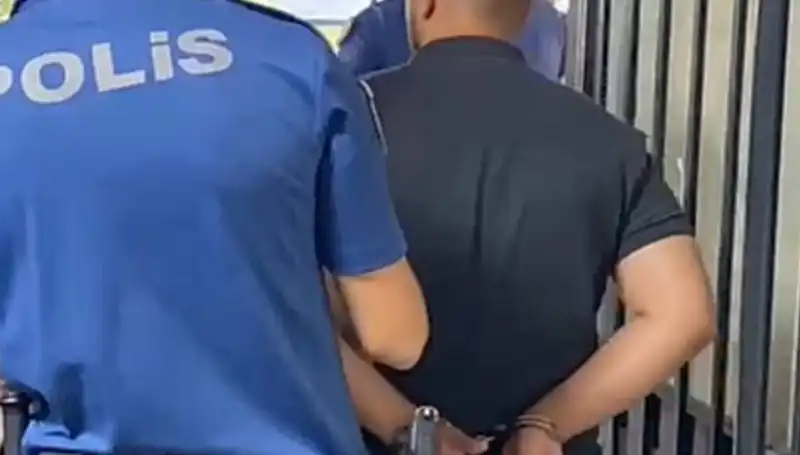 İzmir'de Polise Saldıran Şahıs Hızla Tutuklandı: Olayın Perde Arkası
