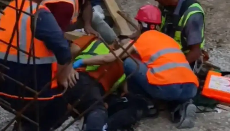 Adana'da İnşaat Kazası: İki İşçi Yaralandı, Hayatları Tehlikede mi?