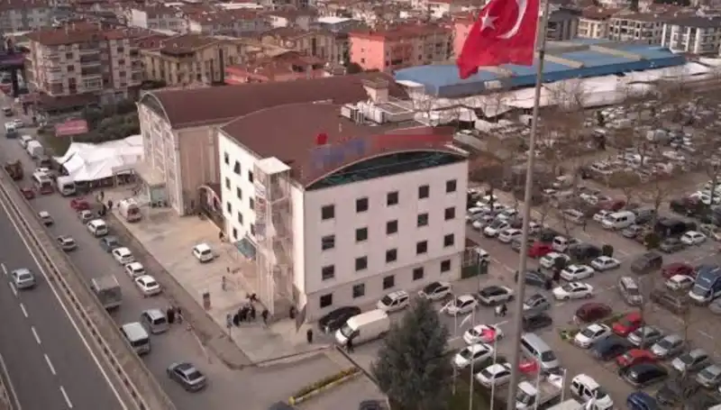 Deprem Riskine Karşı Özel Hastaneye Sert Uyarı: Perde Betonları Kesilmiş!