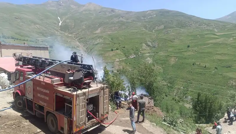 Van'da Facia: Evde Çıkan Yangında Küçük Bir Çocuk Hayatını Kaybetti