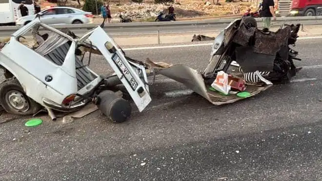 Bariyere Çarpan Araç Hurdaya Döndü, Feci Kaza Sonrası Olay Yerinde Acı Bilgiler