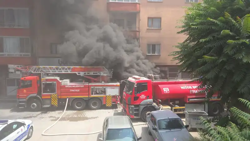 Niğde'de Beyaz Eşya Deposunda Büyük Yangın: Nefesler Tutuldu