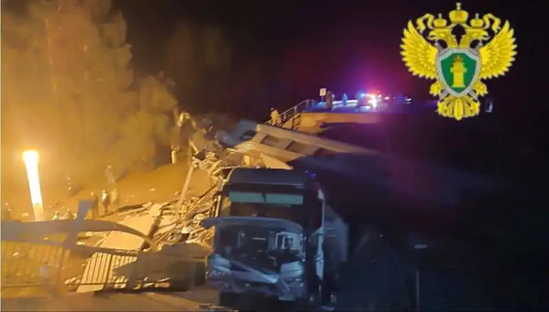 Rusya'da Köprü Çöktü, Raydan Çıkan Tren Faciası: Yedi Kişi Hayatını Kaybetti