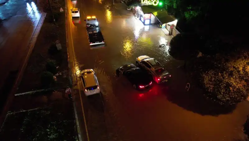 Adana'da Fırtına Gibi Yağış: Şehir Sular Altında Kaldı!