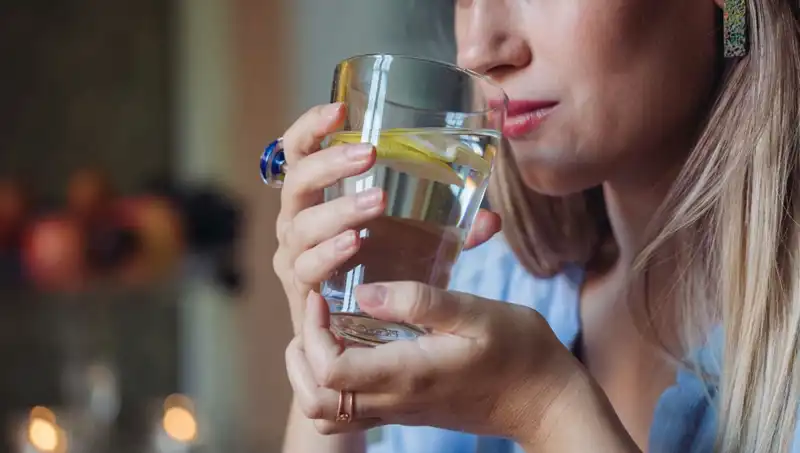 Aç Karnına 1 Litre Su İçmenin Şaşırtıcı Faydaları ve Doğru Uygulama Yöntemleri