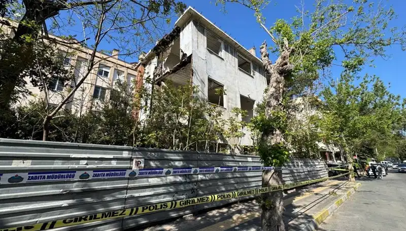 Bakırköy’de Metruk Bina Depremle Kısmen Çöktü, Neler Oluyor?