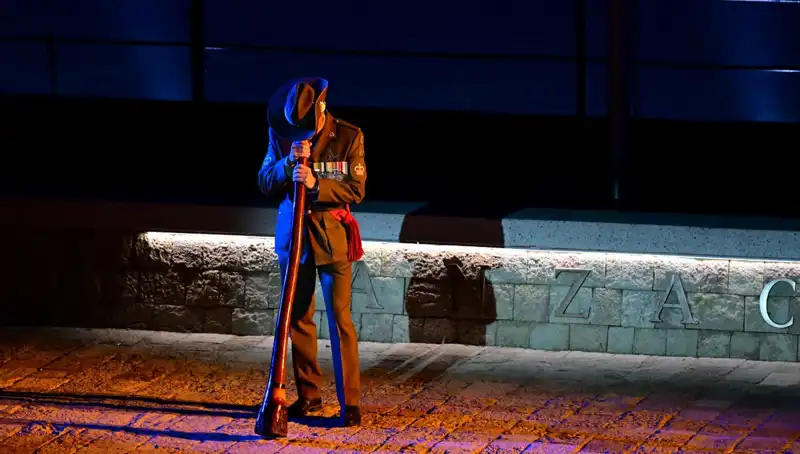 Anzak Koyu'nda Duygusal "Şafak Ayini" Geleneği Yeniden Canlandı